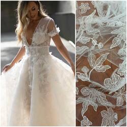 Piękny Haft na tiulu z odstającymi kwiatami zdobiony transparentnymi cekinami😍 kod: HT-97 dostępny na www.scarlett.pl 🛒 .  Inspiracją jest suknia z kolekcji PallasCouture❤️ #lace #weddingdress #weddinginspiration #lacefabric #laceweddingdress #koronkislubne #tkaninyslubne #koronka #haftnatiulu